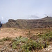 Da ich im Rahmen eines Tagesausflugs von Fuerteventura angereist bin, hatte ich leider nicht genug Zeit, um die Besteigung auf Meereshöhe zu beginnen. Aber direkt auf den Gipfel zu fahren, war mir dann doch ein bisserl zu wenig. Ein guter Kompromiss war, die Wanderung hier an der Ermita de las Nieves (594m) zu beginnen, und das Barranco de la Poceta (hier verdeckt im Bild voraus) zu umrunden. Ein Zwischenziel war dann der Felsvorsprung Rincón del Castillejo (621m).