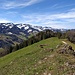 Retrospektive vom grasigen Kamm des Spitzlerbergs, ganz rechts im Hintergrund der Alpstein
