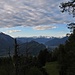 Auch etwas tiefer als der Weg noch im Wald verläuft gibt es schon freie Ausblicke.