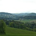 Blick über die Hügellandschaft des Bayerwaldes nach Norden, wo man den Großen Rachel gerade noch erkennen kann.
