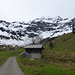 Ankunft auf der aperen Alpstrasse in Underberg: über der Schneegrenze auf ca. 1700m von links Chlys Lobhore, Nesslerschöpf und Schwalmere