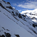 Aufstieg über die obere NW-Flanke: angesichts der gefrorenen Schneeoberfläche und der Steilheit auch mit Harscheisen zu gefährlich. Links oben die Lobhörner, rechts über den Nesslereschöpf Drätte- und Hohganthore sowie die Schwalmere