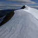 Wieder mit Ski über den wunderbar gewellten SW-Grat zur Nideri Sulegg, links davon u.a. Hohgant, Trogehorn und Sibe Hängste