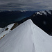 Ankunft auf dem Ende Mai immer noch wunderbar verfirnten Gipfel der Höji Sulegg, einer veritablen Aussichtskanzel: über dem Brienzersee der Brienzergrat, links die Schratteflue, rechts u.a. Schynige Platte, die beiden Sägissa und das Faulhorn
