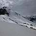 Abfahrt auf bereits aufgeweichtem Schnee vom Bällehöchst: links die imposante Sulegg, rechts über Bällen Hohganthore und Schwalmere
