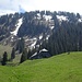 Das Alpgebäude von Montbrion, hinten der Le Folly noch mit Schnee