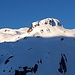 <b>Parto alle 5:35 dal Lago di San Carlo (2106 m), sotto il traliccio dell’alta tensione. <br />Mi rendo subito conto che quest’anno la neve è più abbondante della media pluriennale. Alle prime rampe dell’Alpe di San Gottardo decido di applicare i rampanti; la neve è compatta e gelata, le tracce sono impercettibili. </b><br />