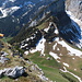Tiefblick zur Alp Obere Mans,wo wir den Bergwanderweg Richtung Südgrat verließen