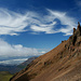 Schleierwolken über brüchigen Felsformationen und dem Skeidararjökull