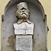 Il busto di Giuseppe Garibaldi, davvero piuttosto malridotto, a Marchirolo.