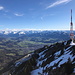 Grünten - Ausblick vorbei am südwestlichen Nebengipfel mit den Sendeanlagen. Unten im Tal ist Sonthofen zu erahnen.