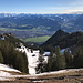 Grünten - Ausblick vom Nebengipfel (unweit der Sendeanlagen). Über das etwas versteckte Grüntenhaus hinweg geht der Blick hinunter nach Sonthofen. Links ist der Stuhlwandgrat zu erahnen, rechts das Burgberger Hörnle.