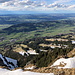 Grünten - Ausblick in nördliche Richtung über den Falkenstein hinweg. Hinten ist mit Fantasie Kempten zu erahnen.