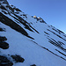 Ankunft bei der Rippe oberhalb P. 2122 am Höchstschafberg: langsam wird es Zeit für die Steigeisen. Oben der 2. Gipfel P. 2420 des Dreispitzmassivs von SW