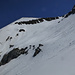 Wiederaufstieg über nur leicht angesulzten Schnee zum Sattel zwischen Latrejespitz und First (oben rechts), links der First S-Grat