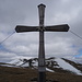 Das 2019 neu errichtete, große Gipfelkreuz auf dem Lahneck