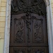 Schön geschnitzte Holztür in der Westseite des Neuen Schlosses<br /><br /><br /><br />