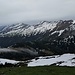 Grauer Blick zu den 7 Summits, noch viel Schnee