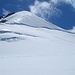 Man kann schon des Skidepot in ungefähr 4300m Höhe sehen (ganz rechts sieht man abgestellte Skier).