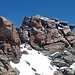 Gleich ist der Gipfelaufbau der Dufourspitze erreicht, an dem ein Kletterseil herunterhängt.