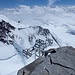 Wahnsinn: ich stehe auf dem zweithöchsten Berg der Alpen, auf dem inzwischen ein kleines Gipfelkreuz angebracht wurde! Von hier sehe die zwei etwas niedrigeren Nachbargipfel, die ich im Juni 2019 bestiegen hatte.