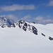 Walcherhorn von der Mönchsjochhütte aus (Foto 2021). Hinten in den Wolken Schreckhorn und Lauteraarhorn