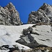 Intaglio nella cresta est della cima della Negra, pieno di neve che facilita l'ingresso