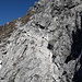 Am Beginn des Gipfelaufbaus ein paar Drahtseile 