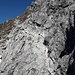 Am Beginn des Gipfelaufbaus ein paar Drahtseile 