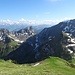 Abstieg in den Chüearnisch und von dort über den ehemaligen Wanderweg nach Süden (links) runter.