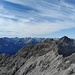Die Woleggleskarspitze geht vor der Sattelkarspitze fast unter, dahinter noch die Noppenspitze und unzählige Gipfel der Lechtaler.