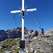 Schönes Gipfelkreuz auf der Hinteren Jungfrauenspitze, im Hintergrund das Massiv der Sattelkarspitze.