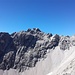 Die Sattelkarspitze vom Gipfel der Jungfrauenspitze. Man kann den Aufstiegsweg erkennen, das kleine Kar in der Flanke und die zwei Teufelshörner.