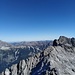 Die unscheinbare Woleggleskarspitze und dahinter die dunkle Gliegerkarspitze.