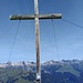 Das große Kreuz des Vorderen Sonnenkogels vor den Gipfeln der mittleren Hornbachkette.