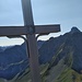 Kleines Holzkreuz am Gipfel der Tajaspitze.