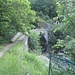 Alla partenza: subito dopo aver superato il caratteristico ponte al Crotto Dangri, anziché proseguire diritti per la Val Darengo, si segue a destra l’indicazione per la Via dei Monti Lariani e, dopo una cinquantina di metri, si trova l’indicazione (cartello metallico) per la Val di Bares. Come di consueto ormai, prima della partenza, ci siamo cosparsi le gambe e le braccia di olio canforato e di spray repellente per insetti: azione preventiva contro le zecche…