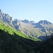 Alla fine del traverso ascendente iniziato dal ponte presso il Crotto Dangri, eccoci all’imbocco della lunga Val di Bares, che inizieremo a percorrere attraversando il bosco di faggi di fronte a noi. In fondo a destra, nel cerchietto giallo dominato dal Pizzo Anna Maria, si trova il punto dove ci fermeremo a mangiare.