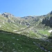 In arrivo all’Alpe di Alterno il panorama è chiuso dal circo delle montagne che vanno dal Sasso Campedello al Pizzo Ledù.