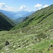 Qui stiamo salendo oltre la Corte d’Alterno (che si vede in basso a sinistra), ma tra poco ci dovremo fermare, tornando al masso aguzzo che si vede spuntare dai radi prati, dove Giordano e Mario ci stanno aspettando.