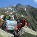 Foto di gruppo dopo il pranzo: da sinistra io, Mario, Fabio e Giordano. Chiude il panorama il Sasso Campedello e, alla sua sinistra, il valico che  conduce all’Alpe Manco sul versante che domina il Piano di Chiavenna.