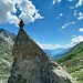 C’è chi dopo il pranzo si gode al sole il meritato riposo e c’è invece chi preferisce una posizione diversa…Sullo sfondo in lontananza si vede il Lago di Como, che testimonia la vicina “civiltà”, che però da qui sembra tanto lontana. (foto Fabio)