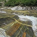 Le caratteristiche striature delle rocce del torrente Bares.