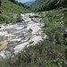 Questo è l’ultimo tratto di torrente visibile dal percorso escursionistico; là in fondo il corso d’acqua si inabissa e scende in una forra continua fino a collegarsi con la Valle di Livo.