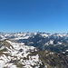 Gipfelschau Südost. Am unteren Bildrand die Bergstation Höfats-Blick. Am Vortag haben wir zwei Skifahrer beobachten können, die mehrfach zwischen Gipfel- und Bergstation unterwegs waren.