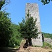 An einem alten Steinturm beginnt der Anstieg zum Monte Acuto.