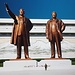 Grösser geht kaum mehr: Der ewige Präsident Kim Il-Sung (1912 - 1994, links) und sein Nachfolger und Sohn Kim Jong-il (1941 - 2011)