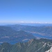 Lago di Como dalla cima del Grignone, con l'arco alpino visibile sullo sfondo, in evidenza il Gruppo del Monte Rosa.