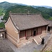 Eine Halle im Nanshan-Tempel  (南山寺), der terrassenförmig und sehr steil ansteigend in die Lanndschaft gebaut ist. Einer der Gipfel im Hintergrund ist die Zentrale Plattform (中台).