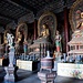Die fünf vergoldeten Buddha-Statuen der riesigen "Schatzhalle des Großen Helden" im Huayan-Tempel (华严寺) in der Altstadt von Datong. Die Halle wurde im Jahr 1140  nach einem Brand neu aufgebaut. Die Deckenkonstruktion ist beeindruckend.